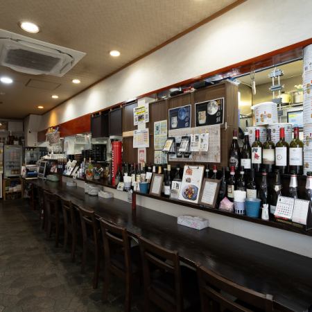 温かみのある木のカウンターは、おひとり様やデートにぴったりの落ち着いた空間。シェフの手さばきを間近で楽しみながら、できたての料理と厳選ワインをご堪能ください。ゆったりとした時間が流れる特別な席で、心地よいひとときをお過ごしください。