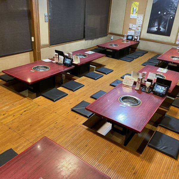 【店内全体の開放感（貸切対応）】広々とした店内は貸切利用も可能で、大人数の宴会にも対応。飲み放題コースと組み合わせれば、パーティーや歓送迎会など賑やかな集まりに最適な空間です。