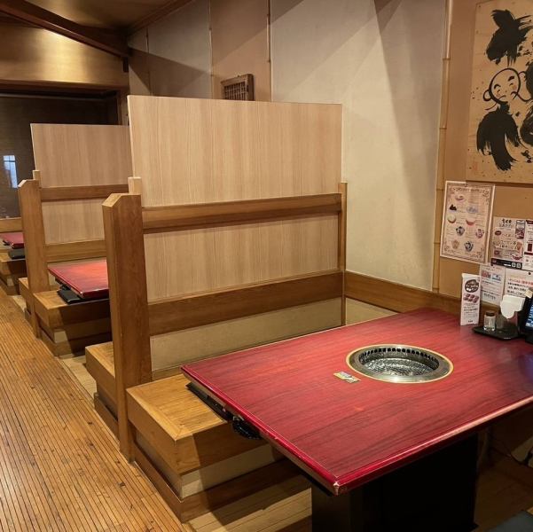 【テーブル席でくつろぎ会話】複数のテーブル席をご用意しており、ご家族や主婦会など、落ち着いた雰囲気でゆったりとした時間を過ごせます。おしゃべりを楽しみながら美味しい焼肉を味わいたい方におすすめです。