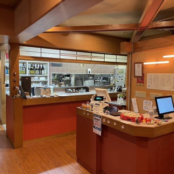 【カウンター席で気軽に一杯】お一人様から気軽に利用できるカウンター席も充実。サクッと飲みたい時や仕事帰り、お食事だけでも立ち寄りやすく、美味しいお肉とお酒でちょっと贅沢なひとときを。