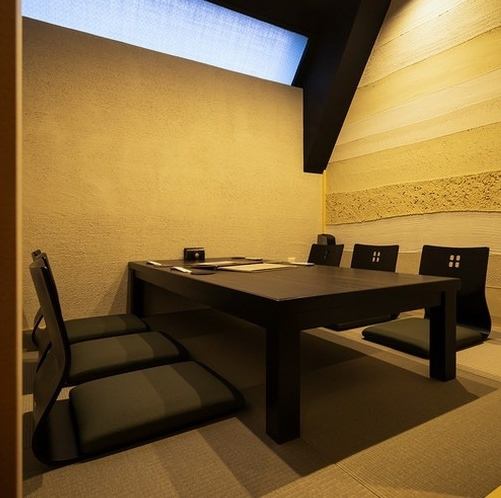 If you connect two seats (1 to 6 people) in a completely private room, it will be a private room for 14 people.