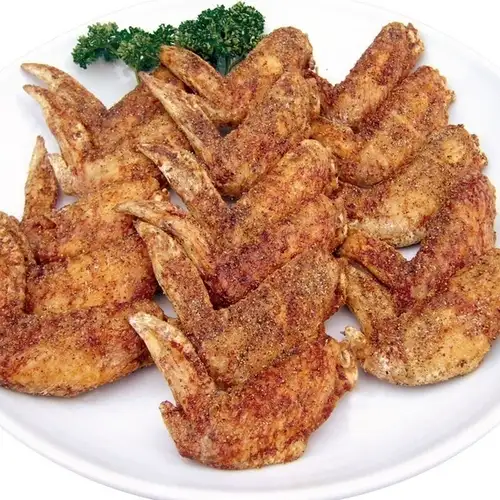 令人上瘾的鸡翅，融入了秘制香料。