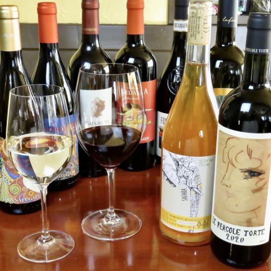 お手頃なものからレアなものまで！店主厳選の約50種のワイン◎