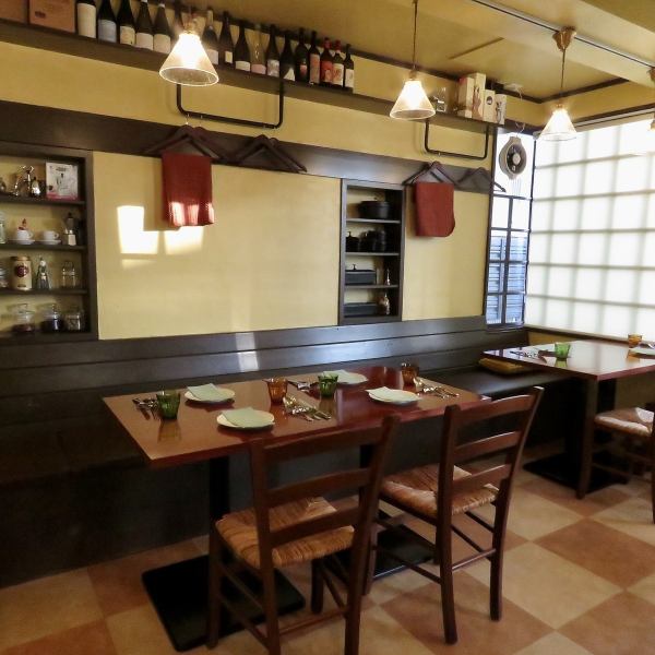 当店のテーブル席は、ご夫婦やご家族での食事、女子会や接待にも最適。人数に合わせて利用できるため、親しい仲間との集まりや落ち着いた会食にぴったりです。料理を囲みながら会話が弾む、温かみのある空間で、幅広いシーンに対応可能です。＋【ゆったりと座れる/ご利用人数内容付け加える。】