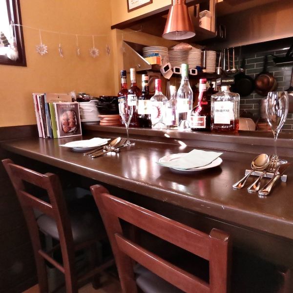 2席のみのカウンターは、お一人様やご夫婦でのご利用におすすめ。料理の香りや音を間近に感じられる特等席で、店主との会話を楽しみながら過ごせます。静かに食事をしたい方にも心地よく、気軽に立ち寄れる雰囲気が魅力。落ち着いた空間で、日常使いにもぴったりのお席です。