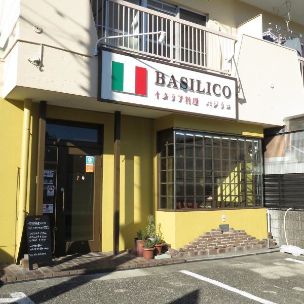 総席数16席の店内は、最大12名様までの宴会に対応可能。貸切は8名様から相談でき、少人数から大人数まで柔軟に利用できます。デートや女子会、接待、家族利用など幅広いシーンに合わせて楽しめる空間。落ち着いた雰囲気で、集まりやお祝い事にも安心してご利用いただけます。