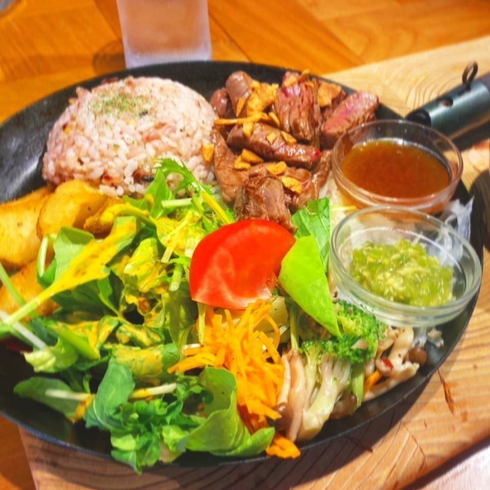 昼夜問わずカフェメニュー、お料理、お酒をご注文いただけます！