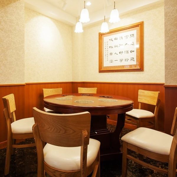 少人数でご利用頂ける個室席ございます！ご家族でのお食事や、仲の良いご友人との飲み会など、少人数でのシーンにぴったり！ゆっくりと寛ぎながらお愉しみくださいませ！