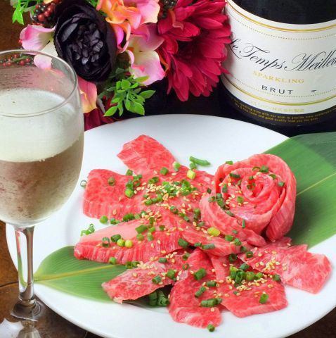 For birthdays and farewell parties ♪ Meat rose and mini champagne bottle present