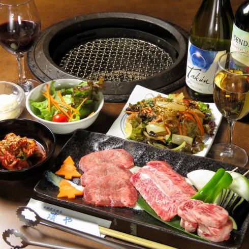 A luxurious time to enjoy the finest Japanese black beef over a charcoal fire.Great for anniversaries! All-you-can-drink course from 4,980 yen
