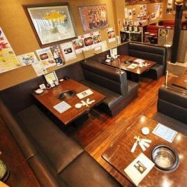 The whole atmosphere ♪ The table x sofa floor is recommended for banquets of about 20 people ◎ [Kannai / Sakuragicho / Bashamichi / Yakiniku / Korean food / Samgyeopsal / Cheese Dak-galbi / Wine / Pot / All-you-can-drink / 3 hours / Chartered / Zashiki / Women's Association / Date / Anniversary / Birthday / Entertainment / Banquet]