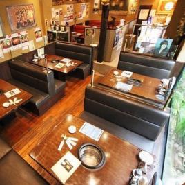 The whole atmosphere ♪ The table x sofa floor is recommended for banquets of about 20 people ◎ [Kannai / Sakuragicho / Bashamichi / Yakiniku / Korean food / Samgyeopsal / Cheese Dak-galbi / Wine / Pot / All-you-can-drink / 3 hours / Chartered / Zashiki / Women's Association / Date / Anniversary / Birthday / Entertainment / Banquet]