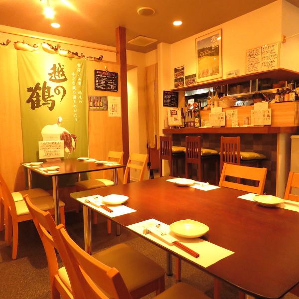 [1st floor] It is a table seat.We can accommodate banquets for up to 8 people by combining tables for 4 people.We can make seats according to the number of people from a small party, so please feel free to contact us regarding situations and budgets.