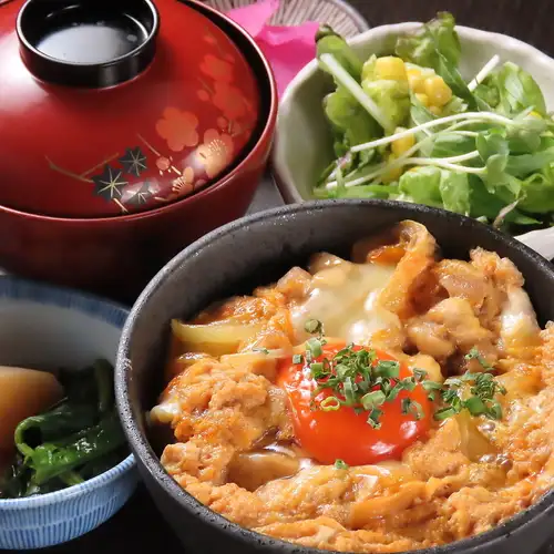 Enjoy a luxurious lunch! Choose from the "DAIYAME Gozen" set meal or oyakodon (chicken and egg rice bowl).