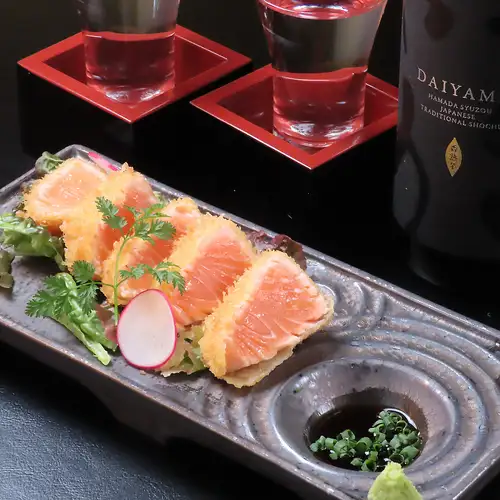 精緻創意日式料理 ★ 享用炭烤菜餚和奢華珍稀的炸豬排，與飲品完美搭配。