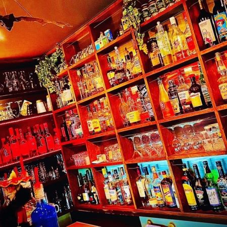 The counter is stocked with alcoholic beverages from all over the world! Ask the talkative master what you like☆You will find your drink!