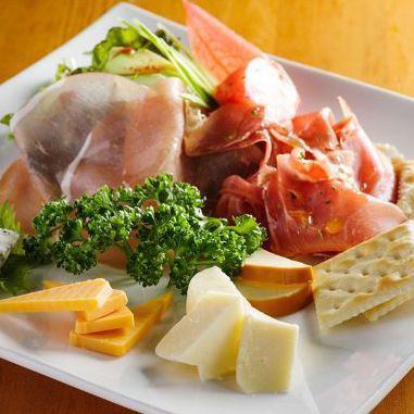 ◆Assorted raw ham and cheese