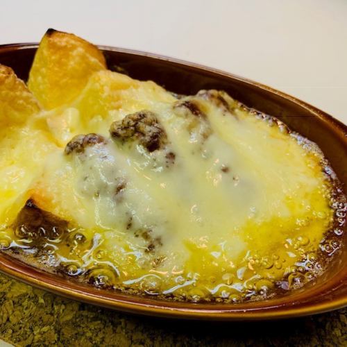 イタリアンソーセージとローズマリーポテトのラクレットチーズ