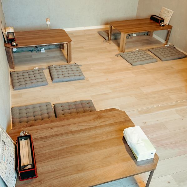 当店は、貸切も大歓迎！！2階席は8名～最大15名で貸切利用が可能で、気の合う仲間だけのプライベート空間として楽しめます。さらに店内すべての貸切は20名様～対応しているので、会社の飲み会や打ち上げにもぴったり。周りを気にせずワイワイ楽しめる自由度の高さが人気です。人数や内容のご相談もお気軽にどうぞ！