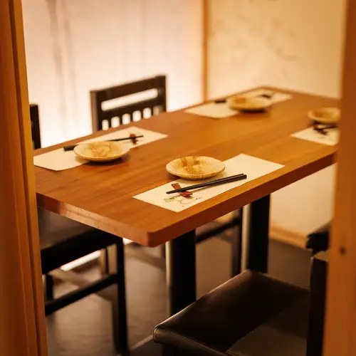<p>【完全個室】2名様から個室でご案内させていただきます！おしゃれな店内はデートや女子会にもピッタリな個室となっております！記念日サービスも♪ソファー席もございますので、ゆったりお寛ぎくださいませ！（上野 個室 居酒屋 海鮮 和牛 宴会 飲み放題 女子会 合コン）</p>
