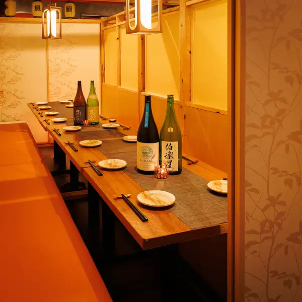 【大人数個室】最大30名様でもご利用頂ける個室もございます！会社飲み会や懇親会など大人数でのシーンでもご好評をいただいております！幹事様無料の特典などお得な特典も多数ご用意しております！（上野 個室 居酒屋 海鮮 和牛 宴会 飲み放題 女子会 合コン）