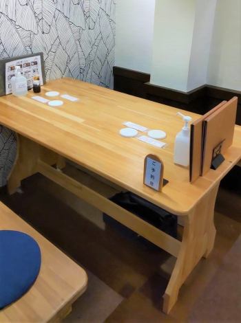 【テーブル席】テーブル毎にロールカーテンの仕切りがございます。安心してお食事を楽しみいただけるよう、感染症対策に取り組んでおります。
