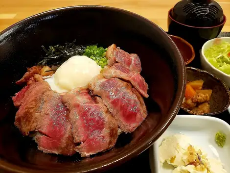 【数量限定】黒毛和牛ステーキ丼定食　2948円