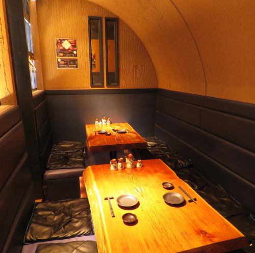 <p>〈ソファー席〉両面ソファのゆったり広々としたテーブル席は飲み会、女子会、送別会など幅広いシーンにぴったりです。お気軽にご予約ください。</p>