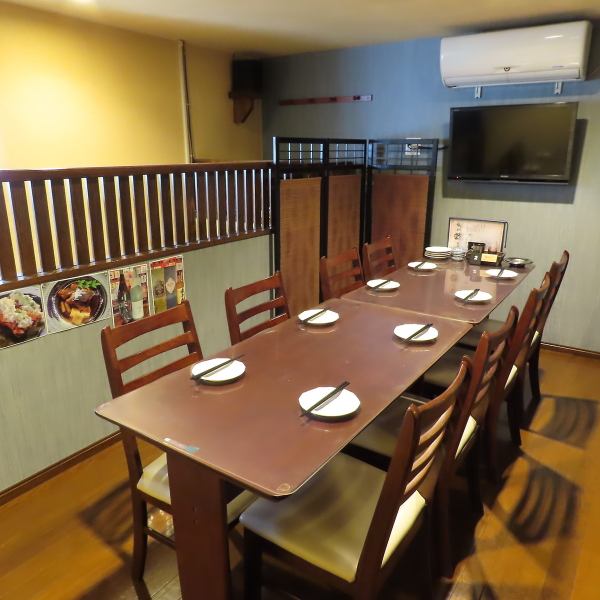 【プライベートな空間でお食事を♪】8名様までご利用できる個室もございます！他のお客様の目を気にせずくつろげるプライベートな空間で、いつもの仲間としっぽり飲むのもオツなもの◎ご宴会にピッタリな単品飲み放題もご用意しておりますので、是非ご利用くださいませ！