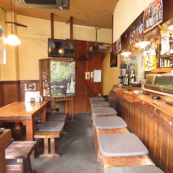 【お一人様から利用しやすい！】お座敷や個室、テーブル席のほかにも、カウンターのお席が7席ございます！「ちょっと一杯飲みたい気分…」そう思ったらすぐご来店ください♪サク飲みも大歓迎！また、デートなどでのご利用にもオススメです◎気軽に飲みたいそんな時は是非ご来店ください！