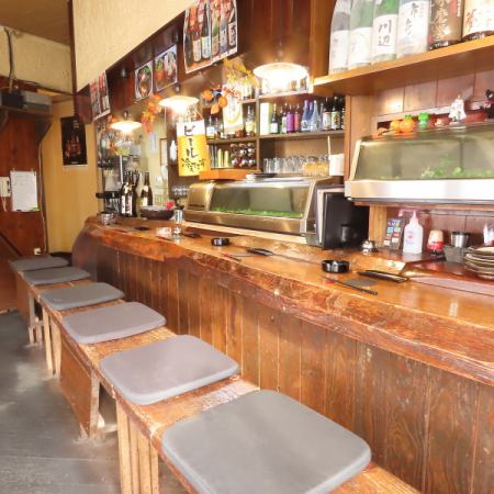 【お一人様のちょい呑みにも♪】お一人様からご利用しやすいカウンターのお席が7席ございます◎「仕事帰りにちょっと一杯…」そう思ったら是非当店へ♪美味しい各種のお料理や、種類豊富なお酒の数々がお客様をお出迎え！サクッと気軽に飲みたくなったら是非お越しください◎