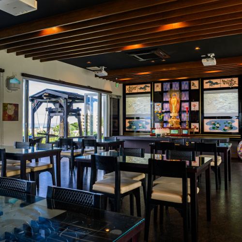 【開放的な店内！アジアンテイストのインテリアが◎】