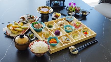 【상처 어선】아구 돼지의 냉 샤브, 튀김, 와규 치즈 고기 스테이크 등 11000엔(부가세 포함)