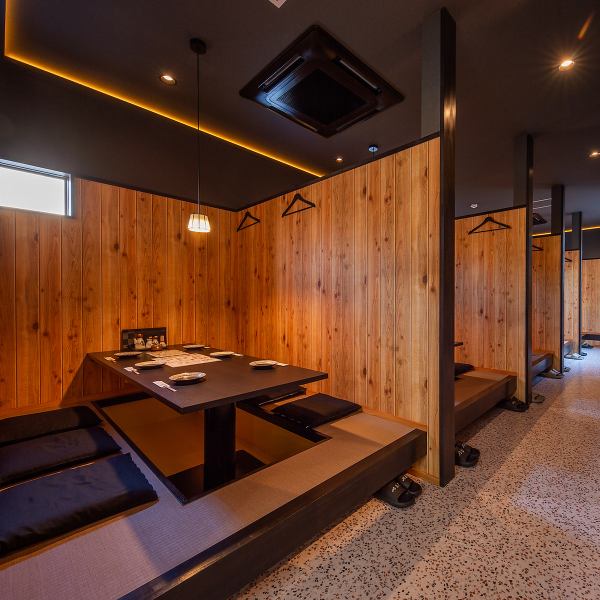 居酒屋なすびでは、少人数からグループまで対応可能なテーブル席や掘りごたつ式の席をご用意★団体利用にも適しており、大人数での宴会を快適にお楽しみいただけます。広さを活かしたスペース設計で、席間隔もゆったり取られているため、周囲を気にせず盛り上がれるのが魅力です◎特別な時間をさらに華やかに彩ります♪