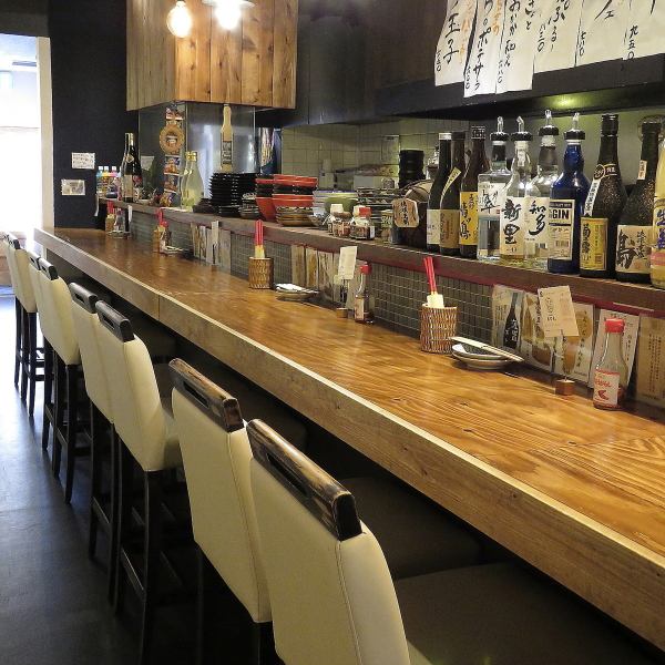 【カウンター席も完備】 お一人様からでも楽しめるカウンター席もご用意♪お料理をたくさん乗せられるくらい広々とお使いいただけます。