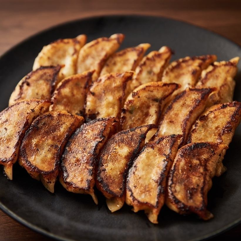 【手包み焼き餃子】かりっと焼き上げ、溢れる肉汁がたまらない！