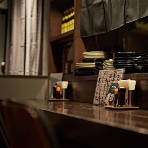 【姫島駅から徒歩約1分！カウンター席：3名様】駅近好立地なので、気軽にお立ち寄りいただけます♪カウンター席では、料理人の手際を間近で楽しみながら、できたての料理を味わえます。一人での食事にもピッタリで、ゆったりとした時間をお過ごしいただけます。お仕事帰りのチョイ飲みにも◎