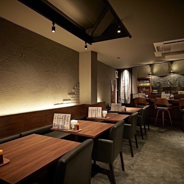 【デート利用や女子会におすすめです！半個室風のテーブル席：2名様×4卓/4名様×1卓】黒を基調としたシックな雰囲気があり、落ち着いて料理を楽しむことができる空間となっています。各テーブルには仕切りと適度な間隔があり、プライベート感も大切にしています。友人や大切な人と特別な時間をお過ごしください。