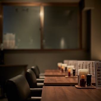 반 개인 실풍의 테이블 2명 걸어.특별한 날을 물들이는 2명 걸이 테이블을 준비하고 있습니다.앤티크 풍의 우드 테이블과 옅은 빛이 퍼져 가는 점내는 어른의 분위기를 자아내고 있어 기념일에서의 이용 등을 추천하고 있습니다.꼭 두 사람의 추억 이야기를 천천히 말하면서 당점에서 보내주십시오.