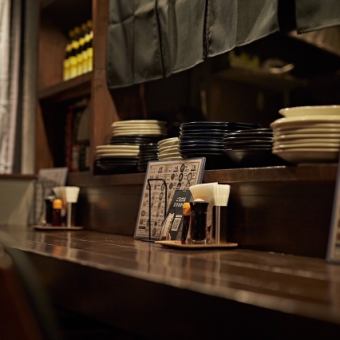 카운터석(3석).저희 가게에서는 데이트 이용에 딱 맞는 카운터석을 준비하고 있습니다!카운터석에서는 조리 풍경을 바라볼 수 있으므로, 요리가 제공되기 전부터 두근두근감이 높아집니다!꼭, 2명의 거리를 줄이는 카운터석을 이용해 주세요.