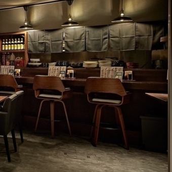 카운터석(3석).혼자서의 이용도 저희 가게는 환영합니다.카운터 석에서 조리 풍경을 볼 수 있기 때문에 라이브 감을 즐길 수 있습니다! 맥주와 당점 추천 술을 한 손에 꼭 중화 요리를 즐겨주세요 ☆