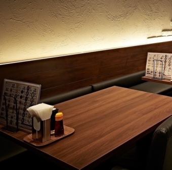 소파석 4명 걸어.좌석의 폭이 넓고 해방감이 있는 테이블석을 준비하고 있습니다!가족에서의 이용이나 퇴근길에 동료와 프라이빗한 회식을 즐길 수 있습니다!여러가지 용도에 대응하고 있으므로, 꼭 내점을 기다리고 있습니다.