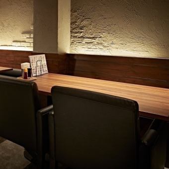 4인용 소파석.블랙을 기조로 한 세련된 분위기의 점내가 되어 있어, 연회나 여자회, 접대 이용 등 여러가지 씬에 대응하고 있습니다!또 저희 가게는 본격적인 중화 요리를 리즈너블한 가격으로 제공하고 있으므로, 소중한 사람과의 특별한 날에도 이용하실 수 있습니다!배와 마음을 채우는 한때를 저희 가게에서 보내십시오