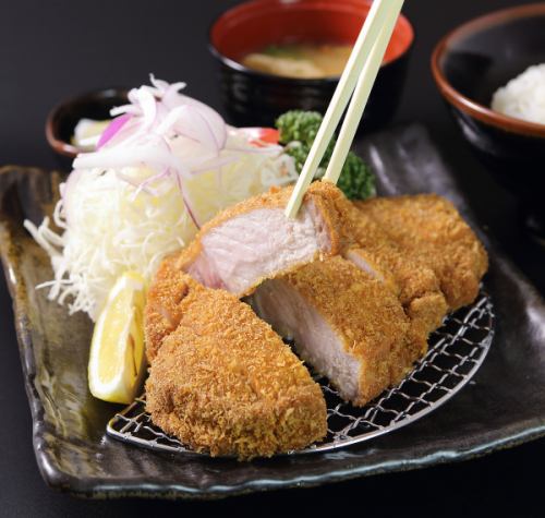 ``Deliciousness takes time'' - the best tonkatsu made with deep-frying techniques!