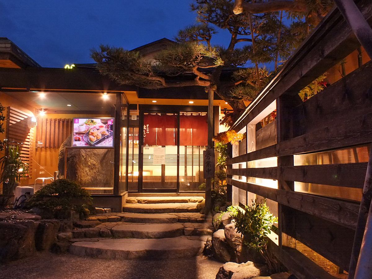 庭のある日本家屋のお店