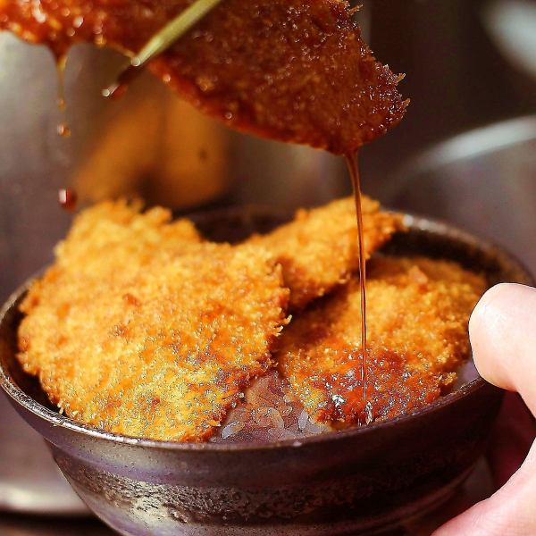甘辛い秘伝のタレが自慢の看板メニュー！新潟名物「タレかつ」をお楽しみください◎