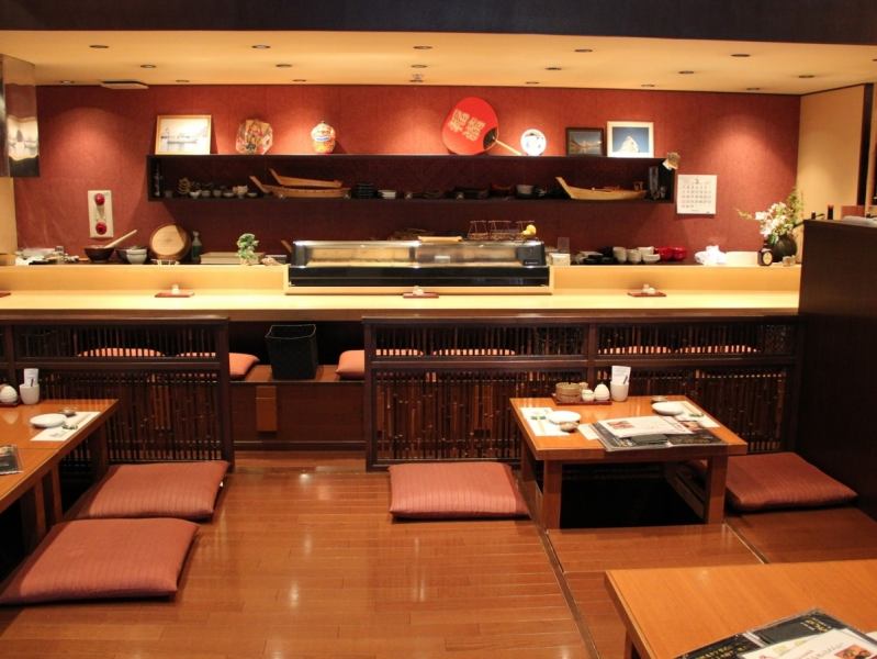 オープンで解放感のある店内はご家族様、会社帰り、デートなど様々なシーンにぴったり！！掘りごたつ/カウンター/個室などお席タイプも豊富なのでシーンに合わせてご利用頂けます！！