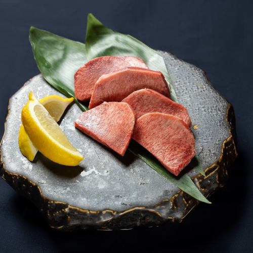 宮崎牛上カルビだけでなく、厚切り上タン塩、赤身ハラミ等。メニューごとに産地を変えてご提供！