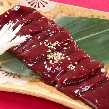 鮮度にこだわり抜いた極上レバー。とろける食感と濃厚な旨みをご堪能ください。