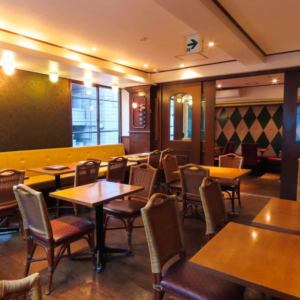 The interior is filled with Indian music and has plenty of indirect lighting, making it perfect for when you want to relax and enjoy your meal! The many dazzling decorations will make you feel like you're actually there!